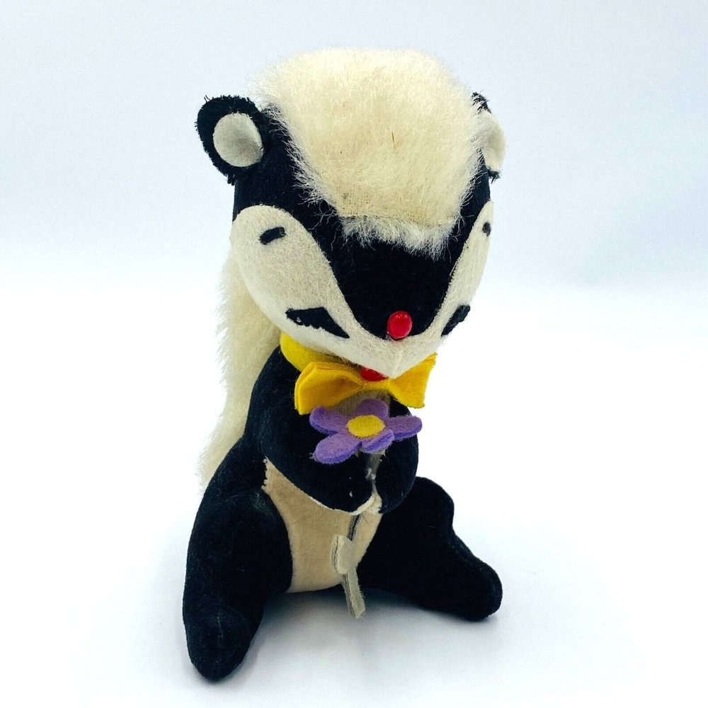 Rare Vintage Fun Farm Dream Pets Skunk Sniffer, Made in Japan, Purple Flower, 6"